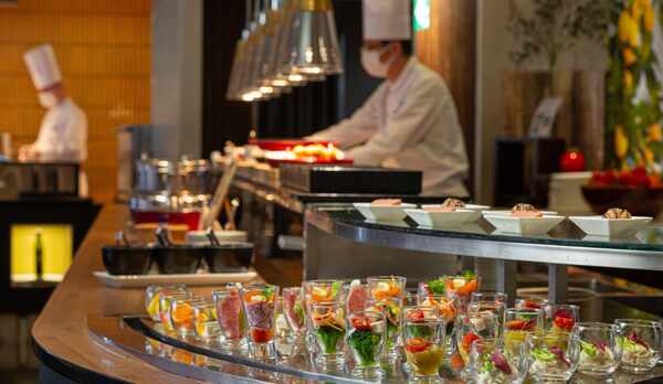 開放的で明るい店内には美味しい香り漂う料理がズラリとならびます。