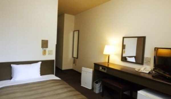 落ち着いた雰囲気の喫煙シングルルーム。