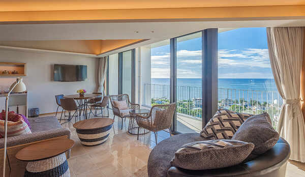 クーラーの効いたお部屋で青い海を眺めて過ごす至福の時