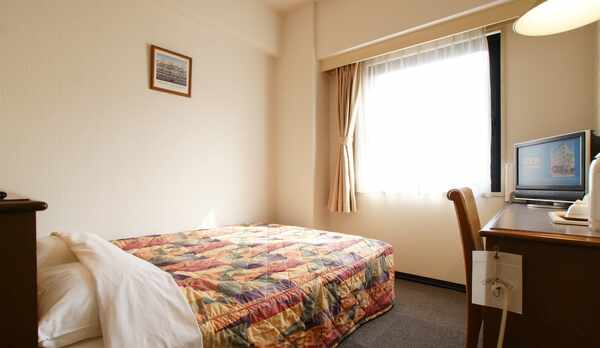 ■客室・禁煙■ベッドはダブルサイズ140ｃｍ幅でゆったり