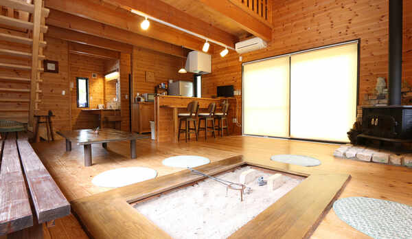 囲炉裏に暖炉。。楽しいひと時をお過ごしください。