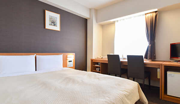 **【クイーンベッドルーム】大人2名でもゆとりのあるクイーンベッドを採用しております。