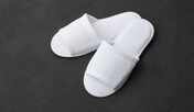 アメニティ：清潔な使い捨てスリッパ