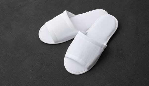 アメニティ：清潔な使い捨てスリッパ