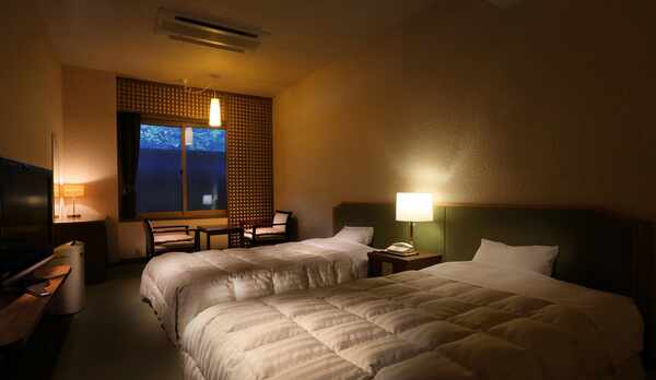 【洋室ツイン】二人での利用に丁度よい広さ。インテリアが異なる複数のタイプがございます（※葉山側のみ）