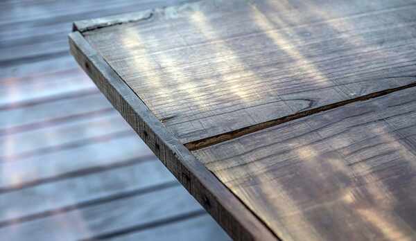 ・【その他】材木屋さんから仕入れた木材を使ったテーブル。木の温かさを感じられます