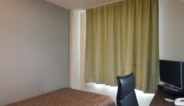 シングルルーム　サータ社ポケットコイルベッド使用！