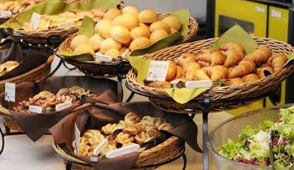 朝食　焼きたてパン①