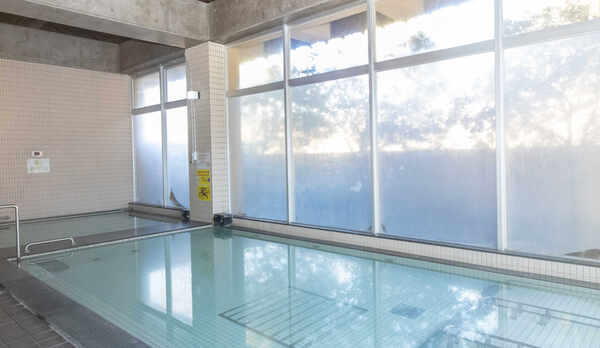 [月待ちの湯]手前：低温風呂　奥：高温風呂