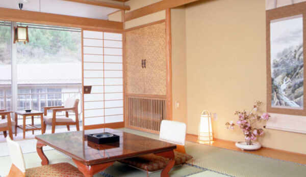 お部屋はゆったり落ち着いた和室（一例）