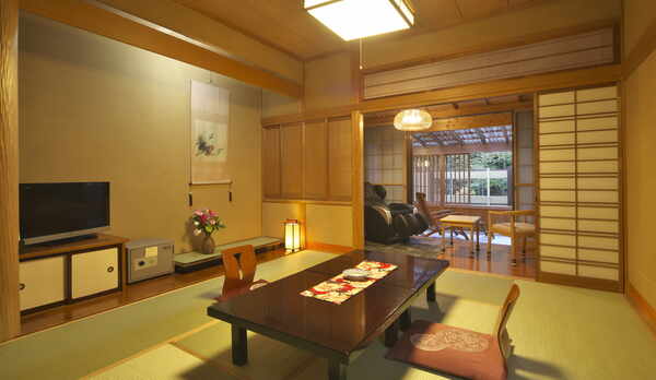 【本館】お部屋は１間で和室、窓側に5畳の板の間付（写真は瀬音の館）