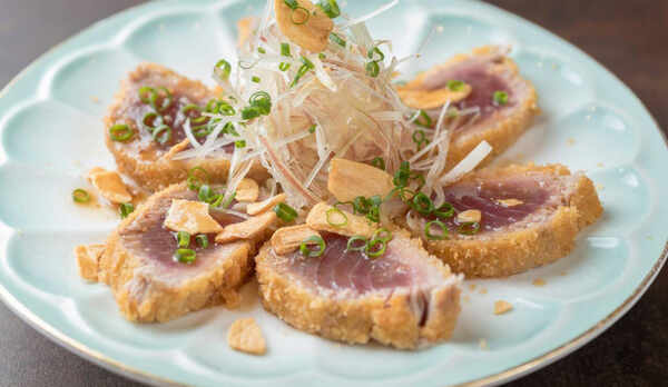 姉妹店「料理屋一刀」メニュー例：マグロレアカツ〜ガーリック風味