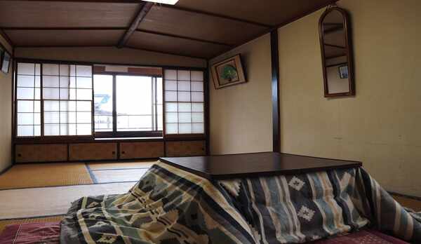 *［3階客室一例］昭和の雰囲気を色濃く残したお部屋です（冬は炬燵をお出しします）