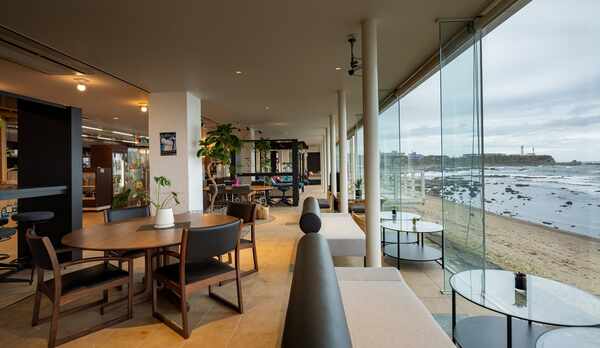 ロビーラウンジをリニューアル致しました！海を目前にした景色の中でお寛ぎ下さい♪