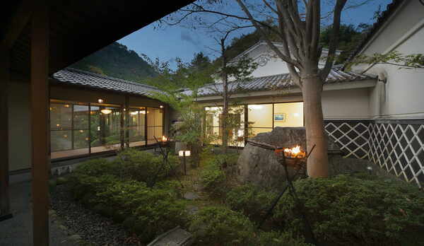 【大浴場】蔵屋造りの温泉棟