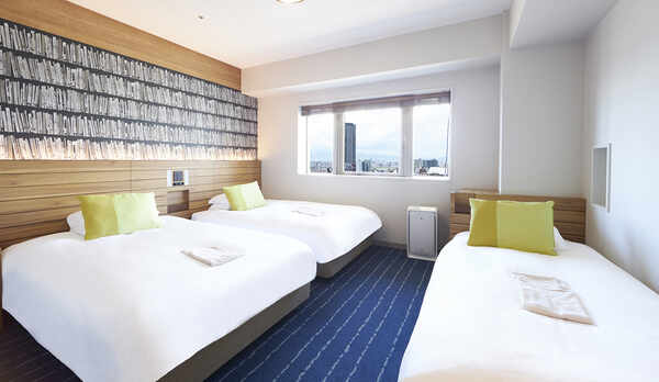 ■トリプルルーム：21.2㎡ 〜・120ｃｍ&times;195㎝&times;2と96ｃｍ〜&times;190ｃｍのベッドをご用意。