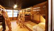 【相部屋】二段ベッドが4つ、合計8名様までの相部屋です。