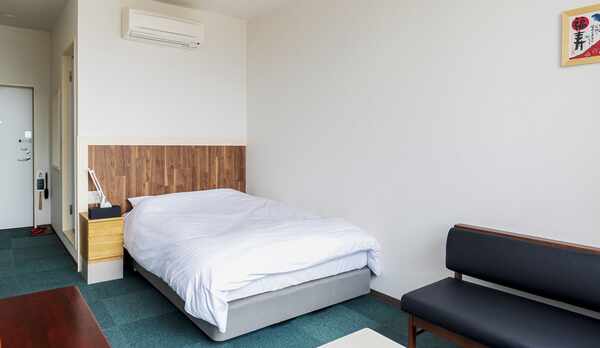 *【客室】洋室ダブルルーム。一人で広いベッドを使いたい方や添い寝のお子様とご一緒の方にオススメ♪