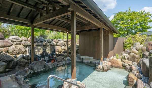 ご宿泊のお客様のみご利用いただける【貸切露天岩風呂】50分単位でのご予約制となります。