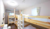 ・＜女性専用ドミトリー＞木製2段ベッドの客室。通常相部屋になります