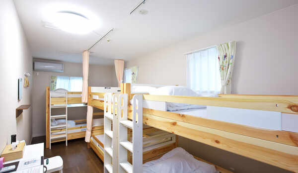 ・＜女性専用ドミトリー＞木製2段ベッドの客室。通常相部屋になります