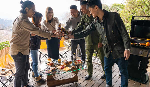 ウッドデッキでみんなで乾杯