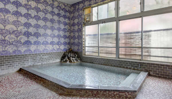 *男性風呂／源泉かけ流しの良質な温泉がたっぷりと注がれる湯船。