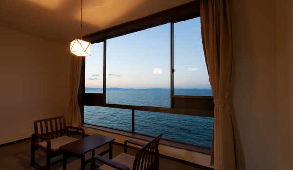【海側客室：豊後水道を眺めて】