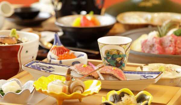 【食事】前菜には飛騨牛握り寿司のご準備。