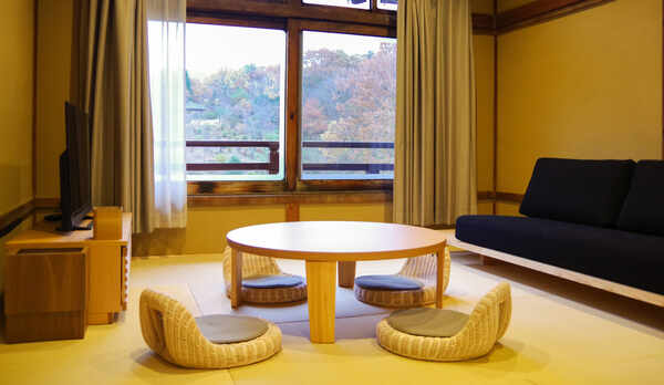 *客室一例／窓の外には上皇陛下もご覧になったのどかな風景