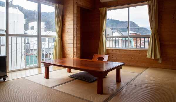 *【おまかせ和室／6畳+6畳一例】壁も天井も板張りの癒し効果あふれる空間です