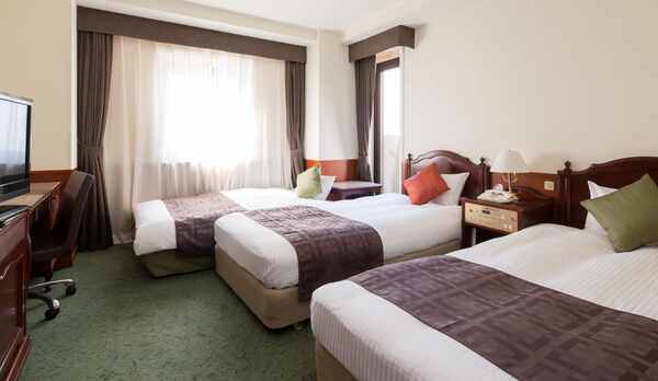 トリプルルーム〜22平米／100cm幅ベッド&times;2台+ソファベッド