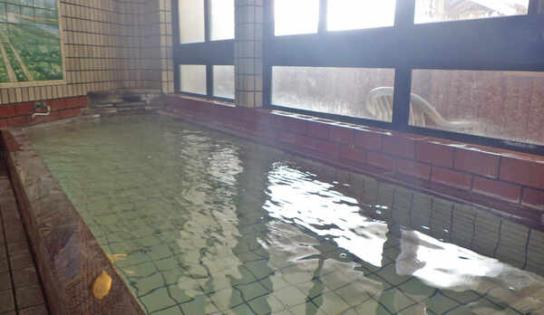 *【男湯】泉質は、アルカリ性単純硫黄温泉。肌に優しい天然温泉です。