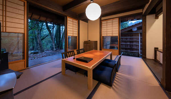 【ぼたん-Botan-露天風呂付】二方から風が通り抜ける開放感のある居室。