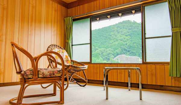 客室／大きな窓から、のどかな山里を望めます！