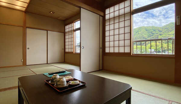 【和室15畳】団体様でも十分広いお部屋です