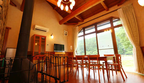 天井も高く広々とくつろげます【8人用コテージ】