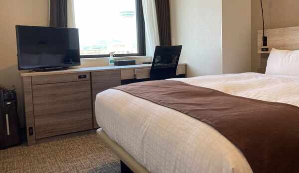 ダブルルームAは幅140cmの快適ベッド