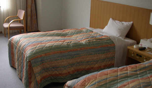 【洋室】一面の芝生広場を望む客室