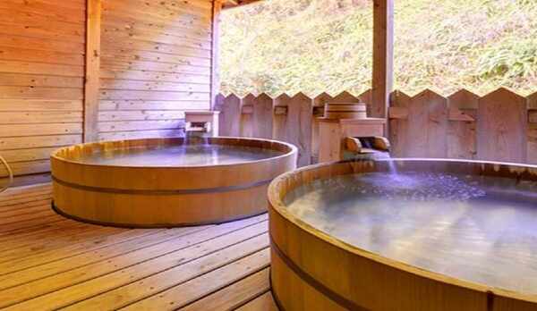 風情のある酒樽露天風呂