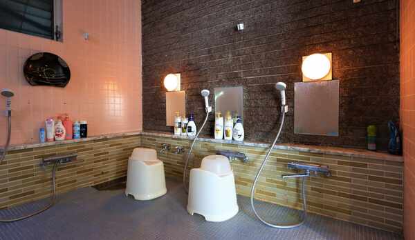 お風呂は空いている時に貸切でご利用ください。