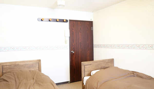 *［洋室フォース］秘密基地みたいと好評！シングルベッドを上下２台づつ台配した16平米のロフト付客室