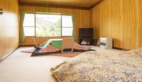 客室／冬場はこたつをご用意いたしますので、ポカポカ温まっていただけます。