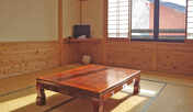 *【客室一例】山小屋風の和室でのんびりとおくつろぎください。