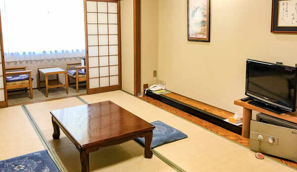 ・【本館和室7.5畳一例】お部屋内にお手洗いと洗面台があります