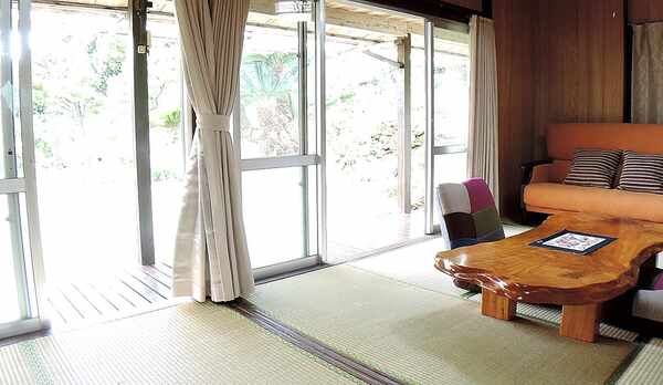 *和室（居間）／二間続きでオシャレなソファーもございます