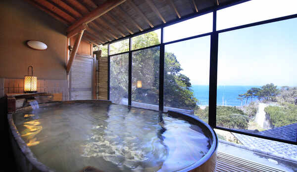 檜の浴槽が心地よい・露天温泉(一時的にすだれをかけております)