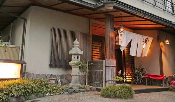 *暖簾を潜れば、笑顔で「お帰りなさい」との言葉がピッタリの宿です。