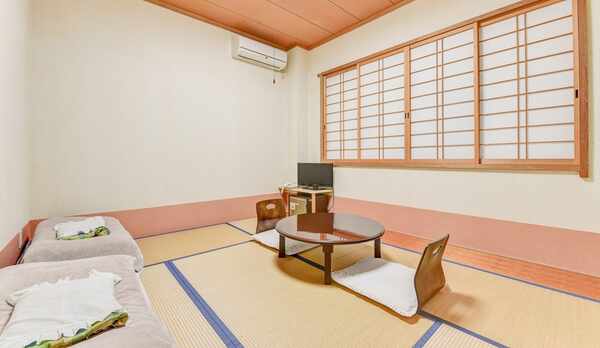 *和室6畳/畳の香りがほのかに薫るお部屋で寛ぎの休日を。ご夫婦やカップルでのご宿泊にピッタリ！