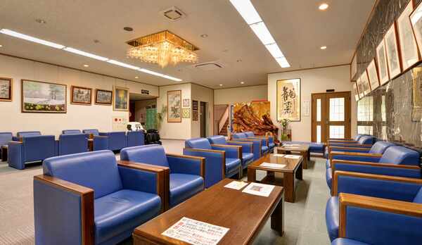 *ロビー/ゆったりとお寛ぎいただけるスペース。お待ち合わせやちょっとした休憩にご利用下さい。